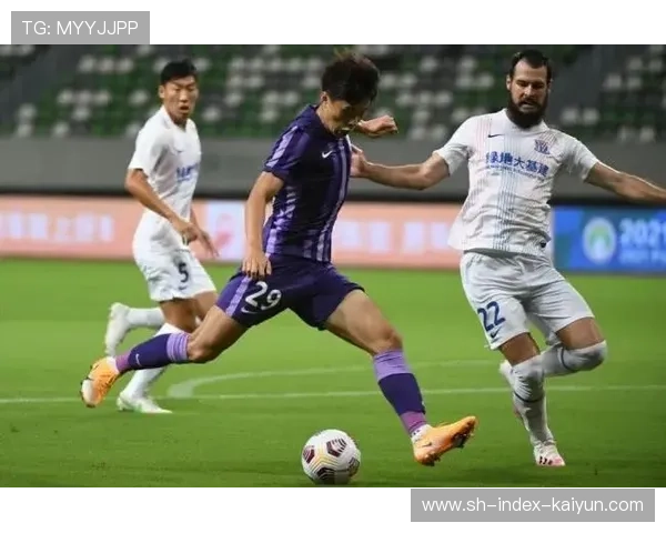 上海申花上半场一球领先天津津门虎，静候海港赛果